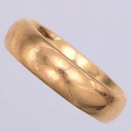 Ring, slät, stl 19¾, Hallberg år 2002, gravyr, 18K Vikt: 9,9 g