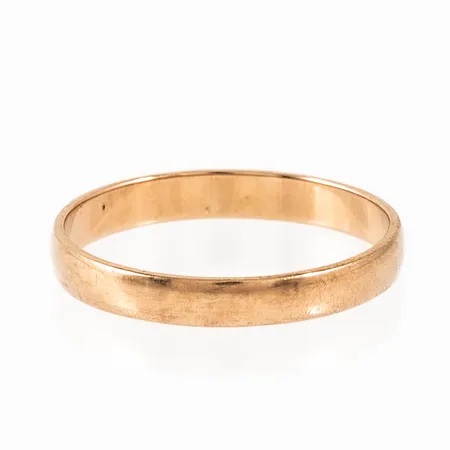 Slät ring i 9K guld. Den är i storlek 19, är 3 mm bred, 0,9 mm hög och väger 1,7g. Något skev.