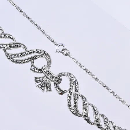 Collier med markasiter, längd 45 cm, bredd länk 2 mm, silver 830/1000. Vikt: 16,6 g