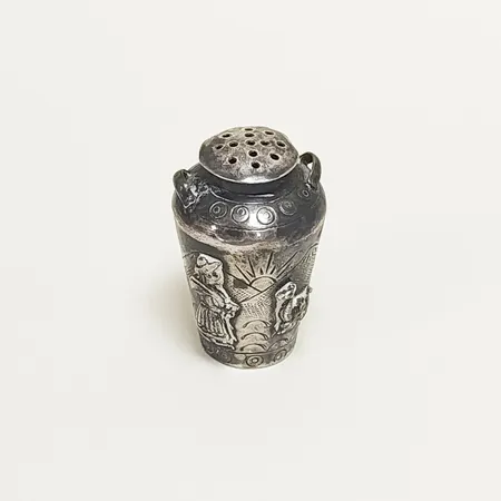 Salt/pepparströare, enstaka, höjd: ca 5,3cm, Ø33,5mm, dekor i relief, bucklor, skevheter på lock, silver 835/1000 Vikt: 24,3 g