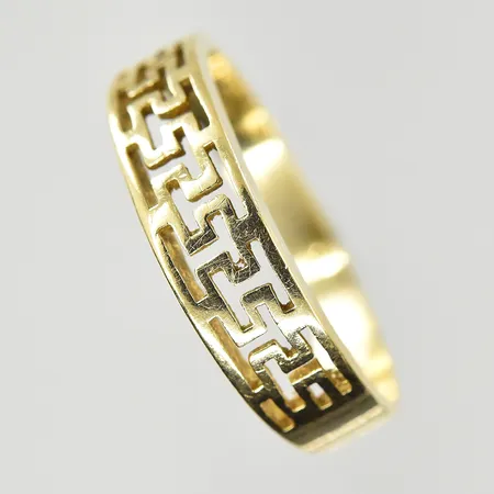 Ring med Meandermönster, stl 17, bredd 3-5 mm, skev skena, 14K. Vikt: 2 g