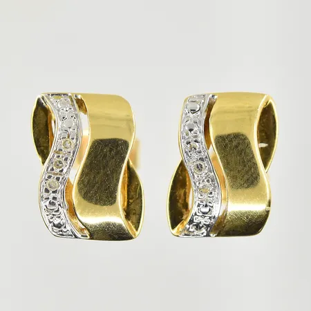 Ett par örhängen med vita stenar, längd 10 mm, bredd 7 mm, 18K. Vikt: 2,5 g