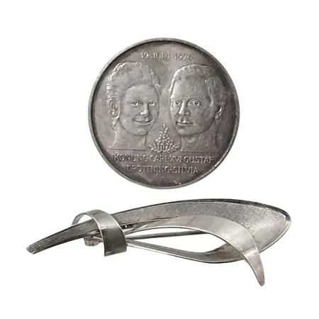 Minnesmynt 50 kronor, silver 925/1000, "DET KUNGLIGA BRÖLLOPET 1976", Ø36 mm + Brosch 835/1000, mått 57,5 x 21 mm, tillverkare TeKa, brosch i fint skick   Vikt: 31,4 g