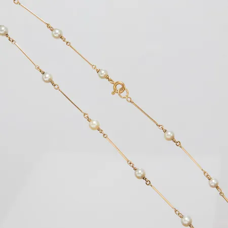 Collier, längd: 38,8mm, odlade saltvattenpärlor Ø4,3-4,8mm, några med ytdefekter, lås i 18K, 14K Vikt: 5,2 g