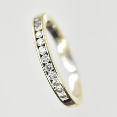 Ring med diamanter 12x0,02ct, Guldfynd, stl 18, bredd 3 mm, gravyr, vitguld, 18K. Vikt: 3,3 g