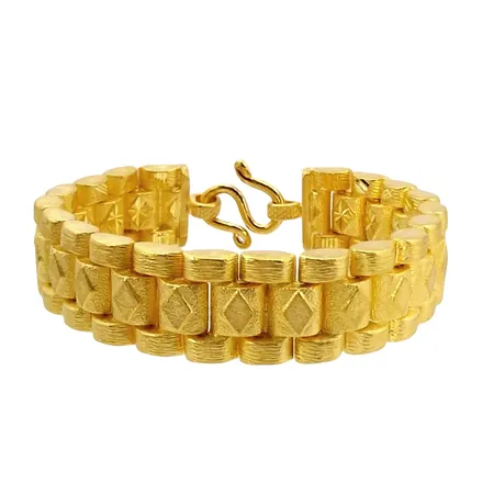 Armband, 23K guld (965/1000), längd 15,5 cm (kort längd), bredd 14 mm, tjocklek 5 mm, mycket fint skick, 2 baht Vikt: 30,4 g