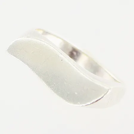 Ring stl 19, bredd 3-6,5mm, silver 925/1000. Vikt: 6,2 g
