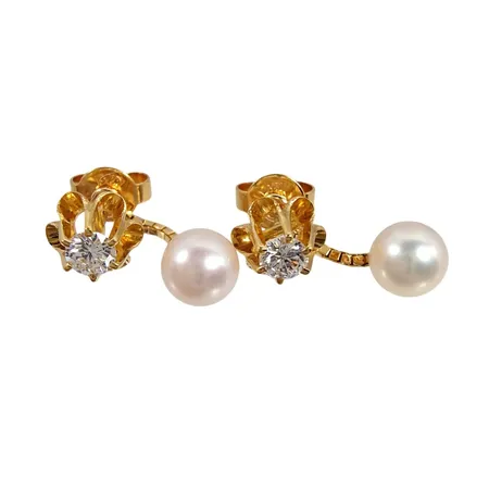 Diamantörhängen, 18K guld, Diamanter 2 x 0,16ct - stämplade 0,32 på örhängenas stift, örhängenas diameter 7 mm, avtagbara veneziahängen med odlade Pärlor Ø6 mm, blåvitrosa ton, god lyster, hängens totala längd inkl. pärlor 19 mm, originalploppar med tillverkarstämpel STR (Hans Strömdahl AB), mycket fint skick Vikt: 2,4 g