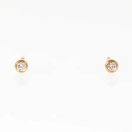 Små örhängen i 18K guld med vit sten Ø 2,5 mm. Vikt: 0,5g. 