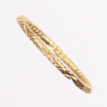 Ring, mönstrad dekor, stl 18¾, bredd 1,5mm, 18K Vikt: 1,9 g