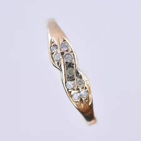 Ring med vita stenar, stl 17½, bredd 2-4 mm, 14K. Vikt: 1,5 g