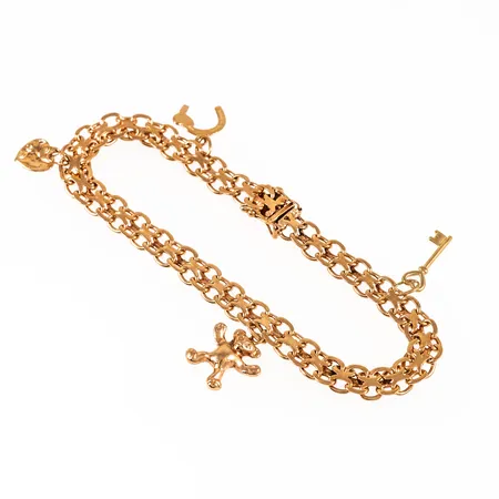 Armband, X-länk i 18K guld med fyra berlocker. Det är 20 cm långt, 6,5 mm brett och väger 14,2g. 18K & kattfot. Ojämnheter på berlocker.  