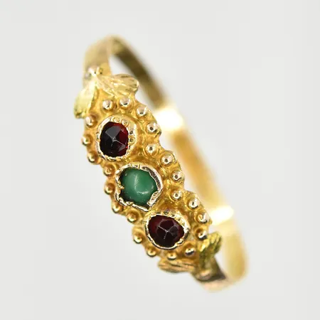 Ring med färgstenar, stl 17, bredd 1-6 mm, skev och bucklig skena, 18K. Vikt: 0,9 g