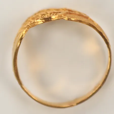 Ring, stl 17¼, bredd 2-6mm, skev skena, 21K Vikt: 2,5 g