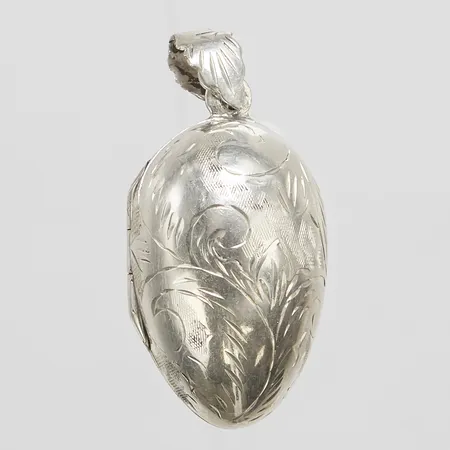 Silverhänge, äggformad medaljong, 42,2x20,4x21,2mm, skev spetsögla, bucklor, 925/1000 Vikt: 8,7 g