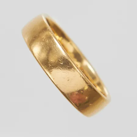 Ring, slät, Ø20¼, bredd: 5,9mm, välvt invändigt, personlig gravyr, repor och nagg, svenska stämplar, 18K Vikt: 9,5 g