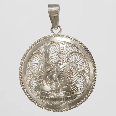 Silverhänge, 62x44mm, filigranarbete med hästmotiv, repor, 830/1000 Vikt: 19,4 g