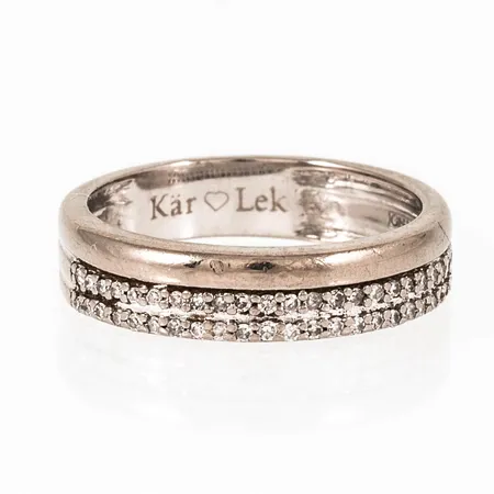 Ring i 18K vitguld med 50 x ca 0,005ct åttkantslipade diamanter. Den är i storlek 17, är 4,5 - 4,7 mm bred och väger 4,0g. GHA, 750. Gravyr. Bruksslitage.  
