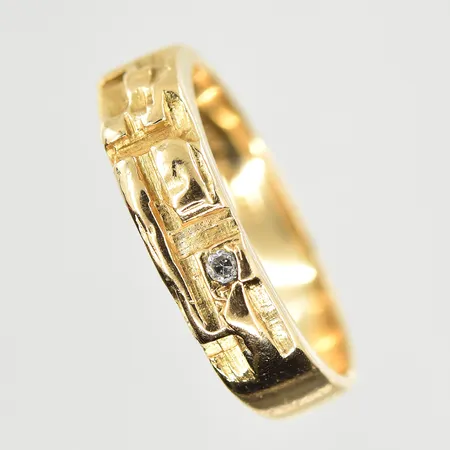 Ring med diamant 0,01ct, stl 18, bredd 4-5 mm, 18K. Vikt: 5,9 g