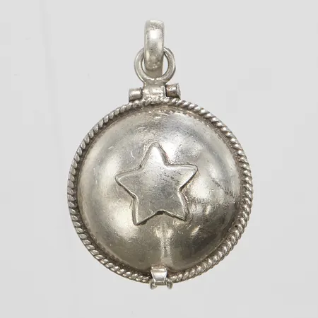 Silverhänge, medaljong med stjärna i relief, 40,5x25,1x15,4mm, repor samt nagg, 925/1000 Vikt: 9 g