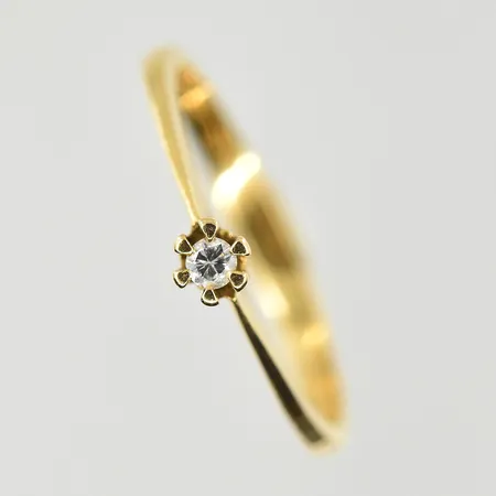 Ring med vit sten, stl 17½, bredd 2-3 mm, 18K. Vikt: 1,7 g