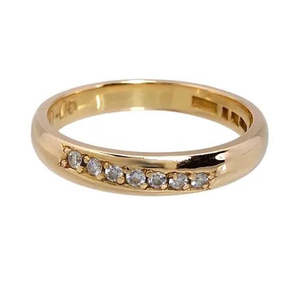Diamantring, 18K guld, Diamanter 7 x 0,005ct, Guldsmed Björn Nilsson AB (GBON), Kristianstad, Ø16½ mm, bredd 3 mm, gravyr Vikt: 3,4 g