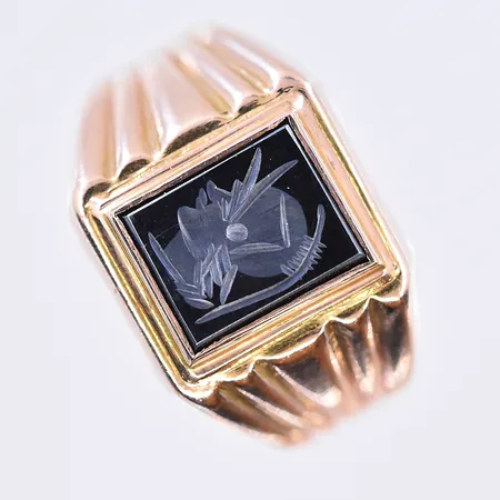 Klackring med svart sten, stl 21¼, bredd 5-15 mm, 18K. Vikt: 6,2 g