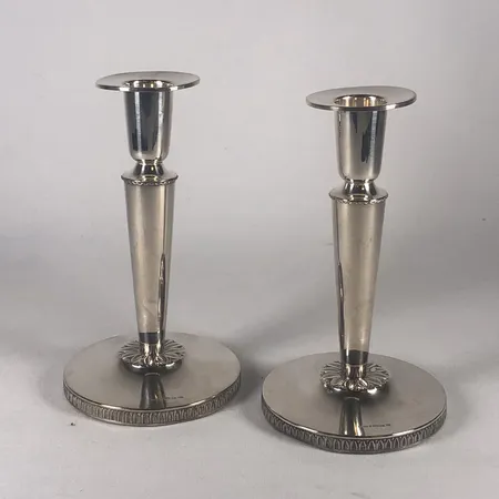 Ett par ljusstakar, höjd 15cm, fot Ø8,5cm, tillv. Ceson Göteborg 1975, fyllda, något buckliga, silver 830/1000 Bruttovikt: 362,5g Vikt: 362,5 g