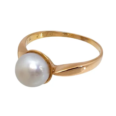 Ring, 18K guld, odlad Pärla Ø 7 mm, UnoAerre, svensk kontrollstämpel, Ø18½ mm, bredd 1,3 - 8 mm, invändig gravyr Vikt: 3 g