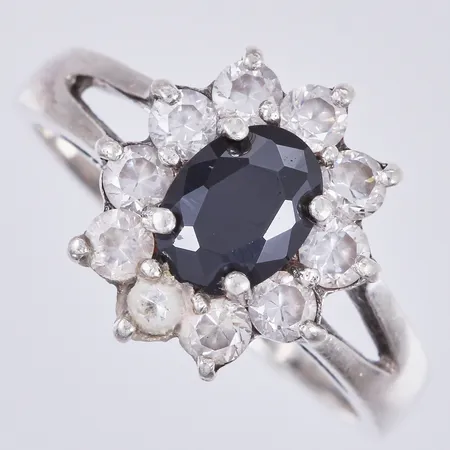 Ring med stenar, stl: ca 19¼, bredd: ca 2,5-15mm, 925/1000 silver  Vikt: 5,1 g