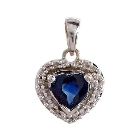 Hänge Hjärta, 18K vitguld, hjärtslipad Safir, Diamanter 20 x 0,001ct, Guldfynd (GHA), längd inkl. ögla 15 mm, bredd 9,5 mm, fint skick, stenar utan anmärkning Vikt: 1 g