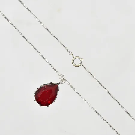 Kedja med hänge med röd sten, längd 41½ cm, länkens bredd 1 mm, silver. Vikt: 4,2 g