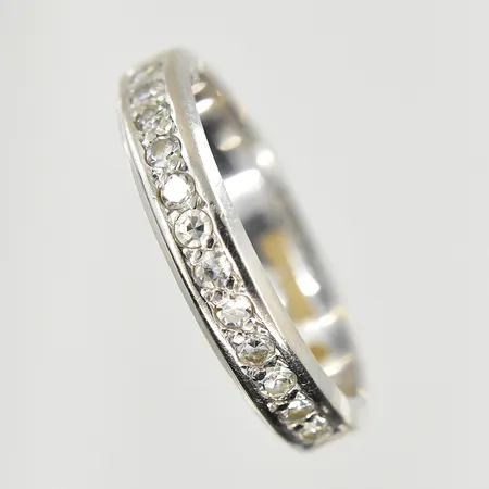 Ring med diamanter 0,10ctv, stl 15¾, bredd 3 mm, vitguld, 18K. Vikt: 3,8 g
