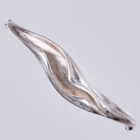 Armring, Ø ca 6,2cm, bredd: ca 4-10mm, 925/1000 silver Vikt: 16,5 g
