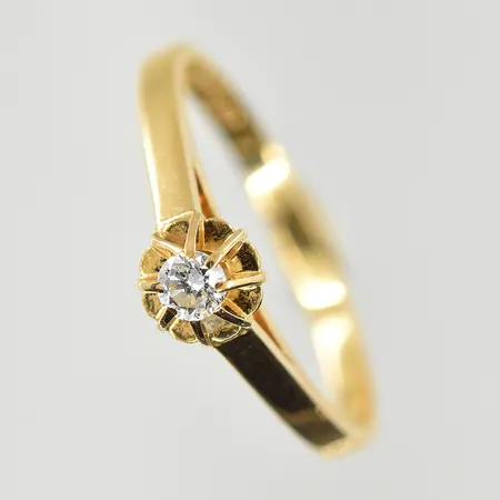 Ring med diamant 0,06ct, stl 16, bredd 2-5 mm, 18K. Vikt: 1,7 g