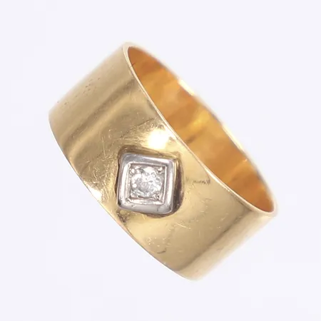 Ring med diamant 1x ca 0,05ct, stl 18¼, bredd 8mm, gravyr, 18K Vikt: 5,3 g