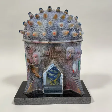 Skulptur, "Opening", Bertil Vallien, f.1938, sandgjutet glas, unik, numrerad 7186195 Kosta Boda, signerad och daterad -06 på granitsockel, höjd ca 37 cm, bredd ca 30cm. Något nagg, Skickas ej. Hämtas på kontoret på Östermalm. Vikt: 0 g Specialfrakt, kontakta pantbankskontoret för mer information.