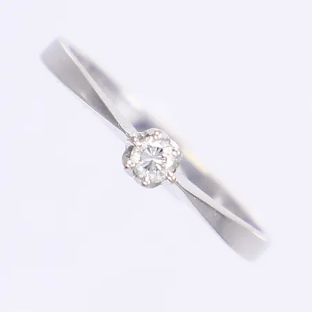 Ring med diamant 1x0,11ct enl. gravyr, stl 18¼, bredd 2-4mm, vitguld 18K Vikt: 2,1 g