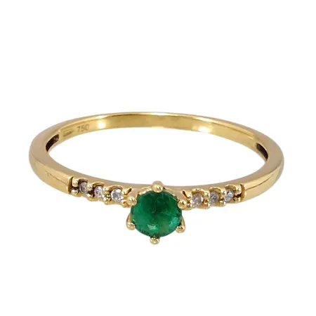 Diamantring, 18K guld, Smaragd Ø 3,5 mm, Diamanter 6 x 0,02ct, Guldfynd (GHA) 20142313, Ø19,0 mm, bredd 1,5 - 4,5 mm, fint skick, ordinarie nypris hos Guldfynd 6 998 kr Vikt: 2 g