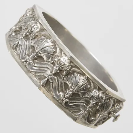 Silveramring, buketter i relief, Ø58mm, trögt kistlås, repor, 830/1000 Vikt: 50,9 g