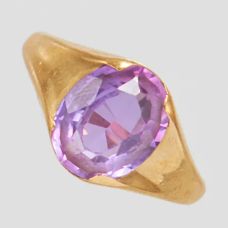 Ring, syntetisk safir, Ø16½, bredd: 1,8-10,1mm, slitna klor, repig, 18K Vikt: 2,9 g