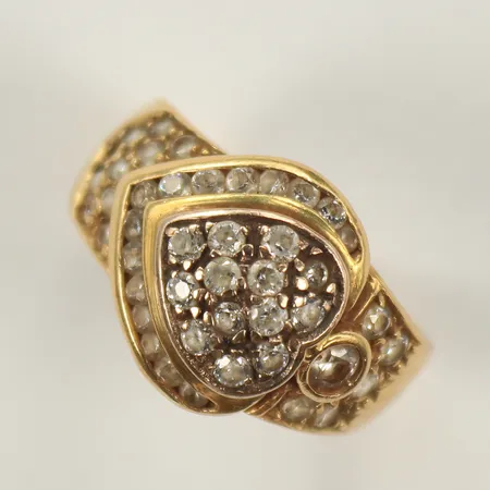 Ring med vita stenar, hjärtformat, stl 18¾, bredd 4-14mm, 1 sten saknas, 18K 8,4g Vikt: 8,4 g