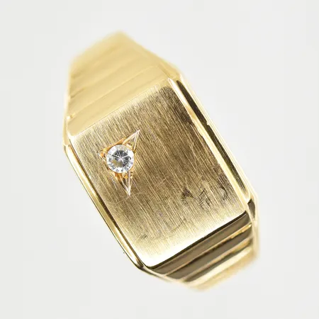 Klackring med vit sten, stl 21½, bredd 4-12 mm, 18K. Vikt: 3,8 g