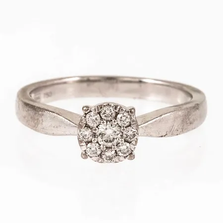 Ring i 18K vitguld med 1 x ca 0,08ct, 8 x ca 0,015ct briljantslipade diamanter. Den är i storlek 17, är 2,3 - 6,3 mm bred och väger 3,9g. GHA, 750. Nypris ca 15.998:-