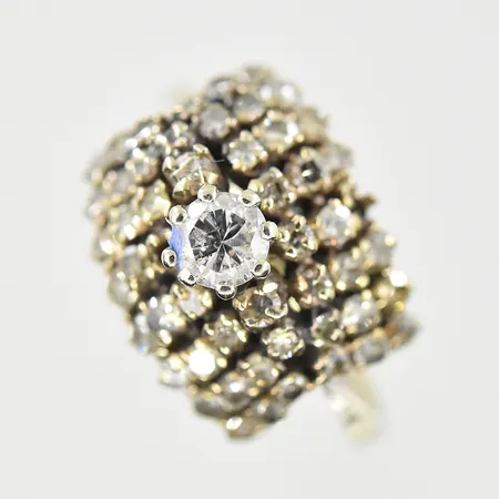 Ring med diamanter 1x0,20, ca 25x0,01ct, stl 16, bredd 2-12 mm, 2 diamanter saknas, vitguld, 18K. Vikt: 4,8 g
