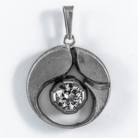 Hänge i silver (925/1000) med bergkristall, Karl Laine, Finnfeelings Finland. Det är 29,5 mm brett, 42,5 mm långt inkl. ögla och väger 8,4g. 