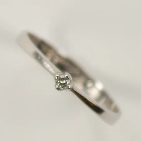 Ring med vit sten, stl 17¼, gravyr, vitguld, 18K Vikt: 0 g