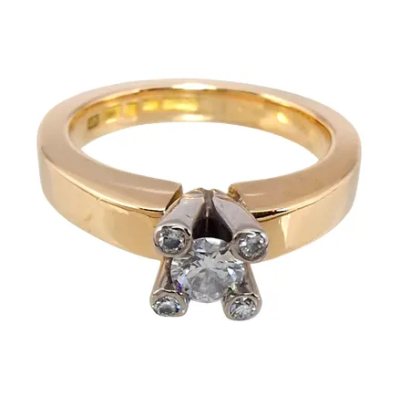Diamantring, 18K guld, Diamant 1 x 0,15ct + 4 x 0,01ct, fattning i vitguld, Guldsmed Björn Nilsson AB (GBON), Kristianstad 2018, Ø15½ mm, bredd 2,7 - 5 mm, fint skick Vikt: 6,8 g