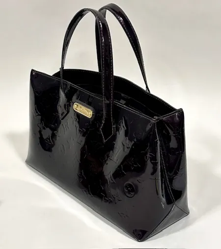 Väska Louis Vuitton, Wilshire PM, vinröd, Amarante, lackskinn, guldfärgade beslag, längd: ca 30cm, bredd: ca 11cm, höjd: ca17,5cm, modell M93641, snr: SD4180, slitage, kvitto Vikt: 0 g