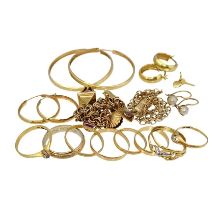 Diverse smycken, 14K guld - bruttovikt 1,5g, 18K guld - bruttovikt 42,2g, slitage, defekter och gravyrer